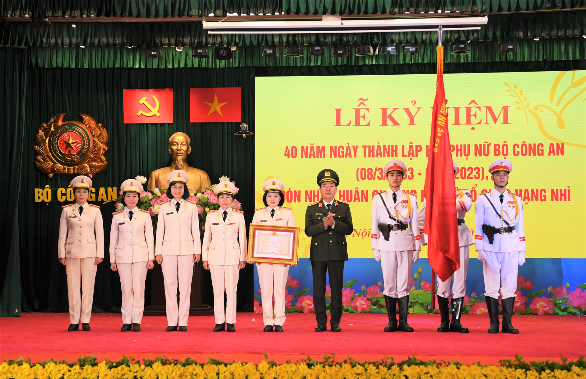 Thừa ủy quyền, Thứ trưởng Trần Quốc Tỏ gắn và trao Bằng Huân chương Bảo vệ Tổ quốc hạng Nhì tặng HPN Bộ Công an.