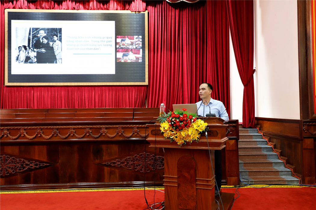 Trung tá, TS Lê Hoàng Việt Lâm giới thiệu các nội dung tại buổi sinh hoạt.