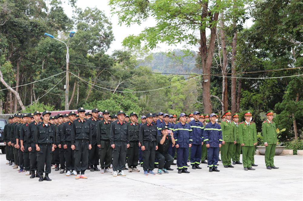 Các đại biểu, cán bộ, chiến sỹ, đoàn viên, hội viên Công an tỉnh Điện Biên tham gia Lễ phát động.