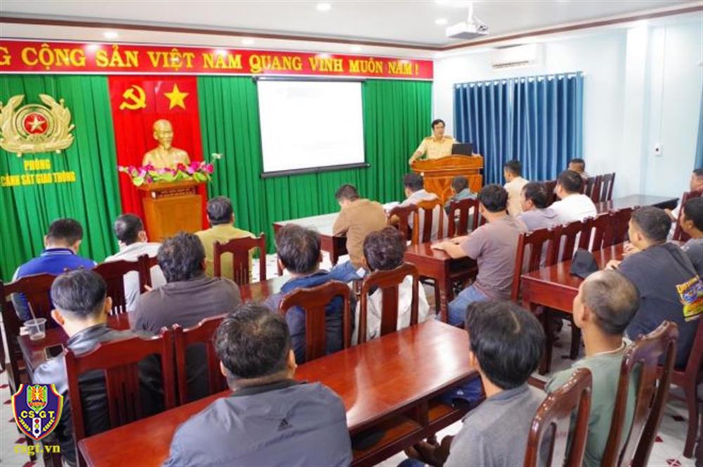 Tuyên truyền tới đội ngũ lái xe tại tỉnh Ninh Thuận.