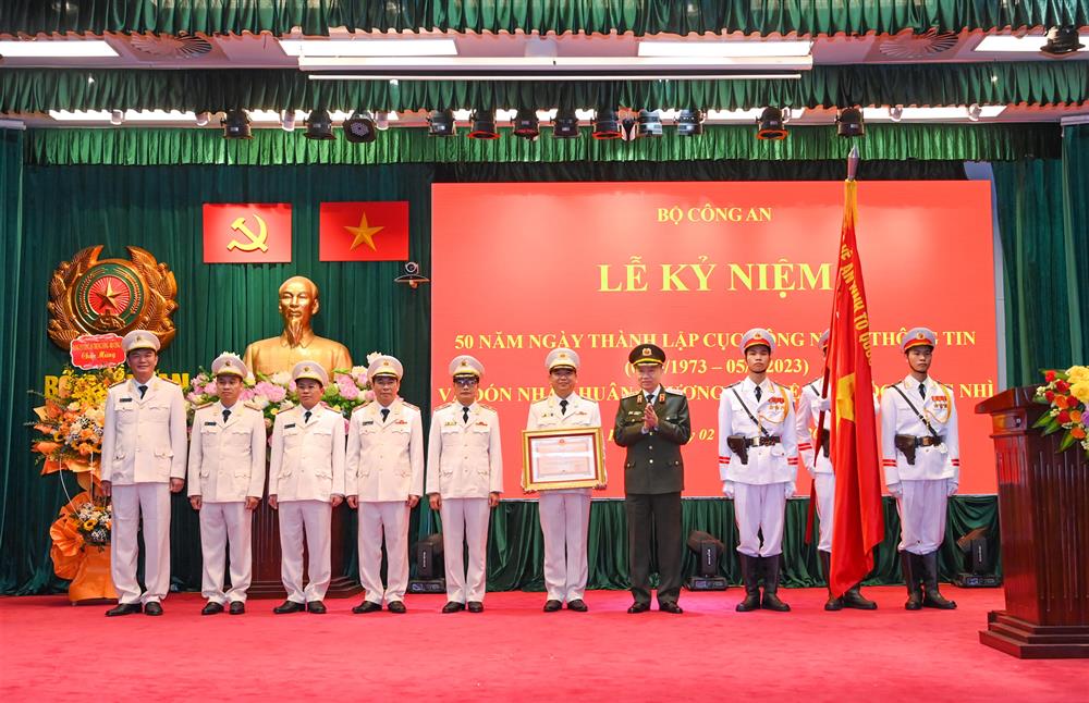Thừa ủy quyền, Bộ trưởng Tô Lâm gắn và trao Bằng Huân chương Bảo vệ Tổ quốc hạng Nhì tặng Cục Công nghệ thông tin.