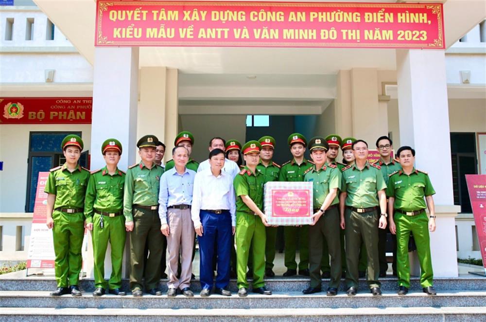 Thứ trưởng Lê Quốc Hùng trao quà tặng Công an phường Nghi Thu, thị xã Cửa Lò.