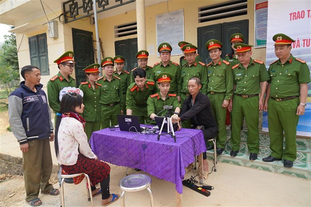 Thiếu tướng Nguyễn Quốc Hùng, Cục trưởng Cục Cảnh sát quản lý hành chính về trật tự xã hội và lãnh đạo Công an tỉnh Hà Giang kiểm tra tiến độ thực hiện Đề án số 06 tại địa bàn tỉnh.