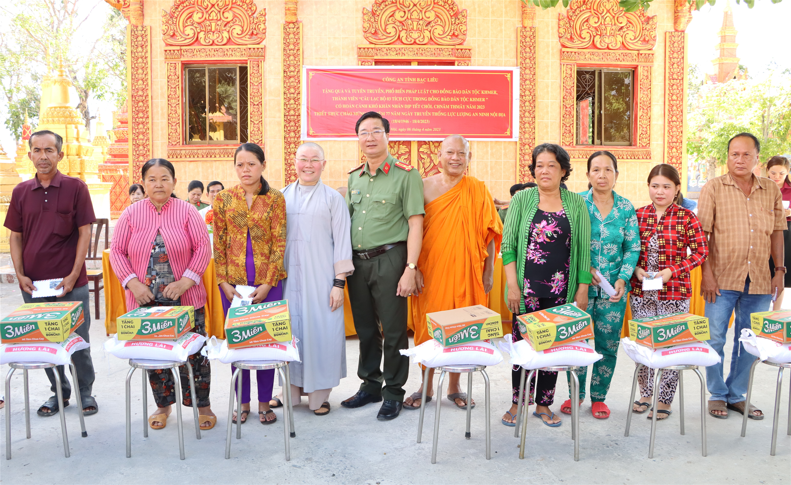 Thượng tọa Tăng Sa Vong; Ni sư Thích Nữ Diệu Hạnh và đại diện Cụm thi đua khối An ninh trao quà cho bà con đồng bào Khmer có hoàn cảnh khó khăn.