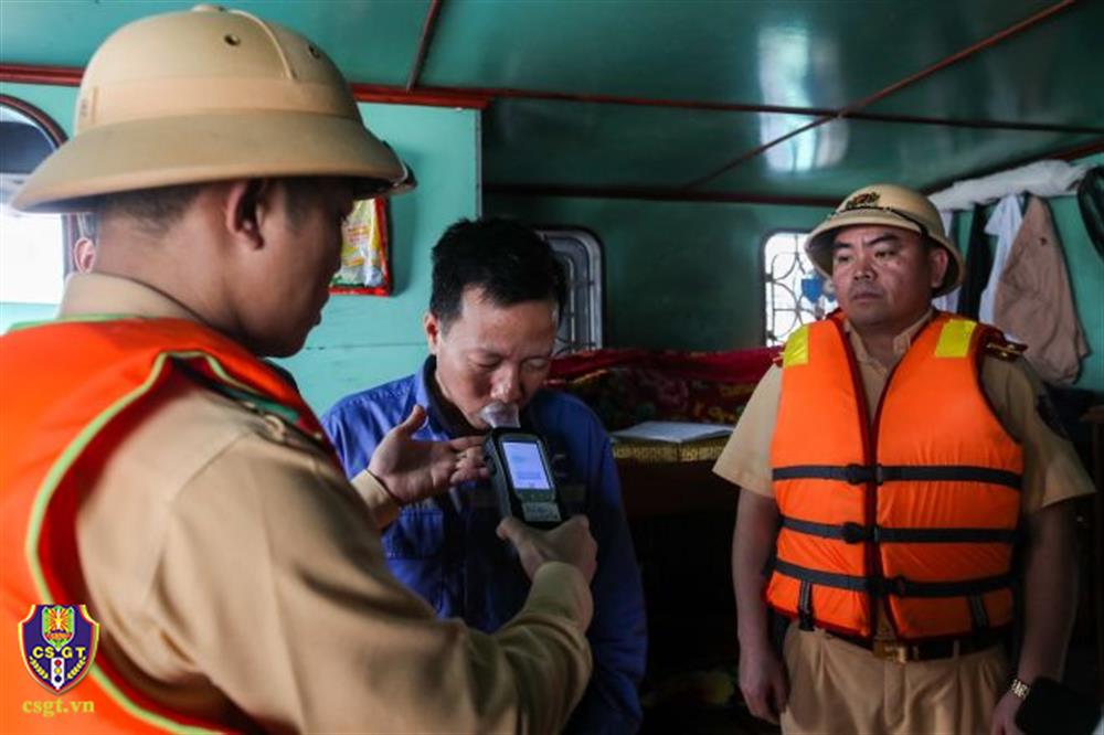 Lực lượng Cảnh sát đường thủy thuộc Thủy đoàn I, Cục Cảnh sát giao thông kiểm tra nồng độ cồn.