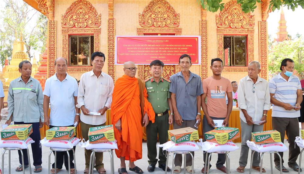 Đại tá Lê Thanh Hùng và Hòa thượng Hữu Hinh tặng quà bà con đồng bào Khmer có hoàn cảnh khó khăn 