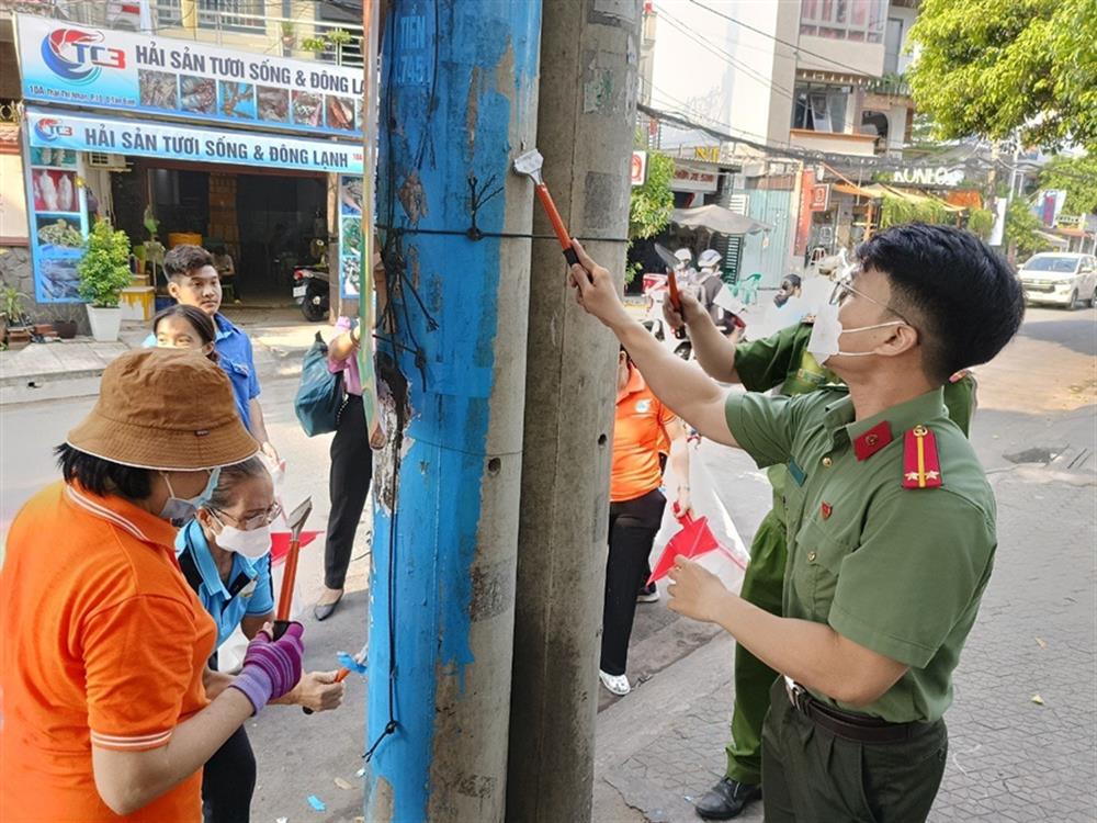 Ra quân bóc, xoá các sản phẩm quảng cáo sai quy định.