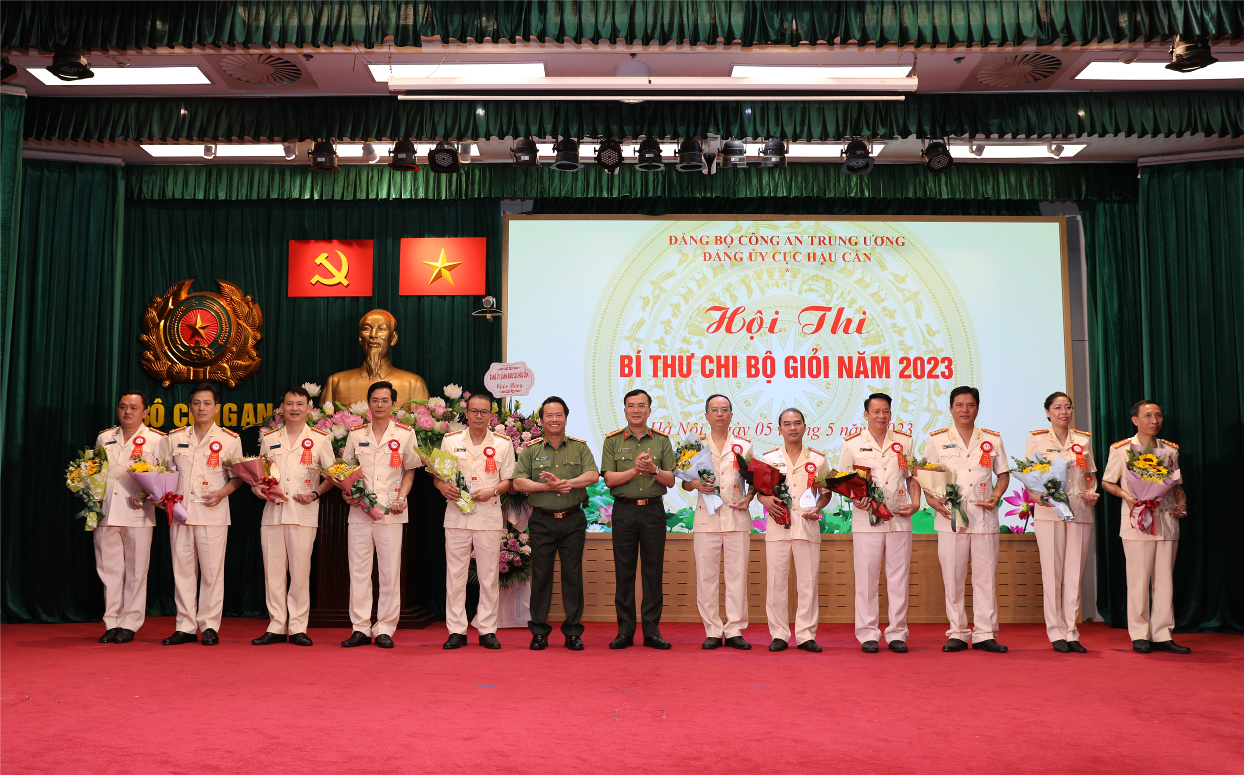 Bên cạnh đó, Hội thi là dịp để tuyên truyền, phổ biến các nghị quyết, chỉ thị, quy định của Đảng, nhân rộng các điển hình tiên tiến; cổ vũ, động viên, thúc đẩy cán bộ, đảng viên hoàn thành tốt nhiệm vụ được giao; qua đó, góp phần thực hiện thắng lợi Nghị quyết số 21-NQ/TW ngày 16/6/2022 của Ban Chấp hành Trung ương Đảng khóa XIII về tăng cường củng cố xây dựng tổ chức cơ sở đảng và nâng cao chất lượng đội ngũ đảng viên trong giai đoạn mới…