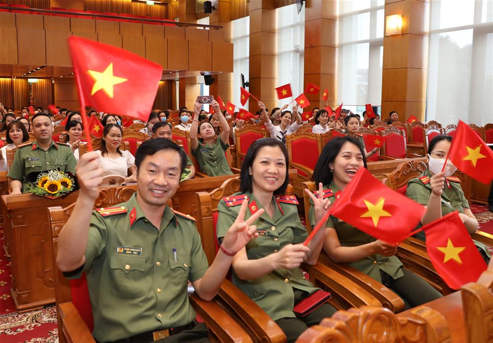 Tạo nên không khí cổ vũ náo nhiệt, gây ấn tượng cho các cổ động viên.