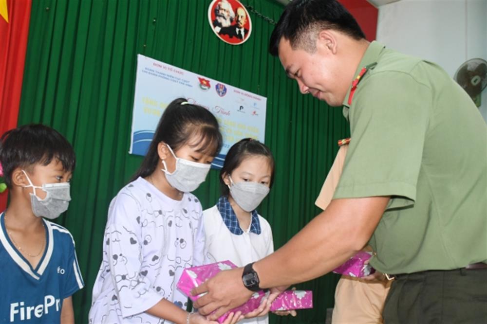 Đoàn Thanh niên Công an tỉnh Trà Vinh tặng quà các em học sinh nghèo vượt khó học giỏi trên địa bàn thị xã Duyên Hải.