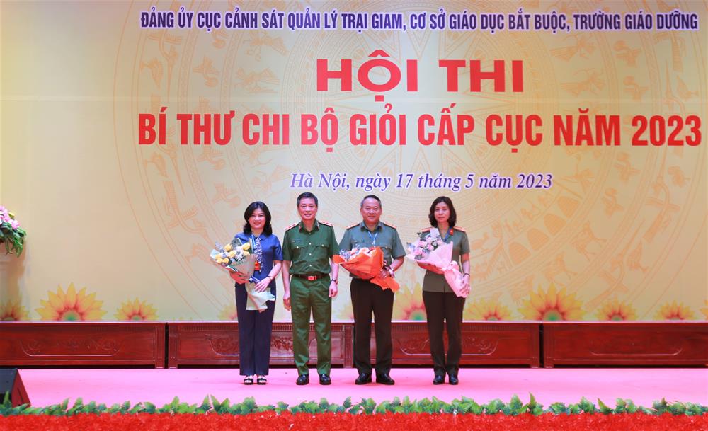 Trung tướng Lê Minh Hùng tặng hoa Ban Giám khảo Hội thi.