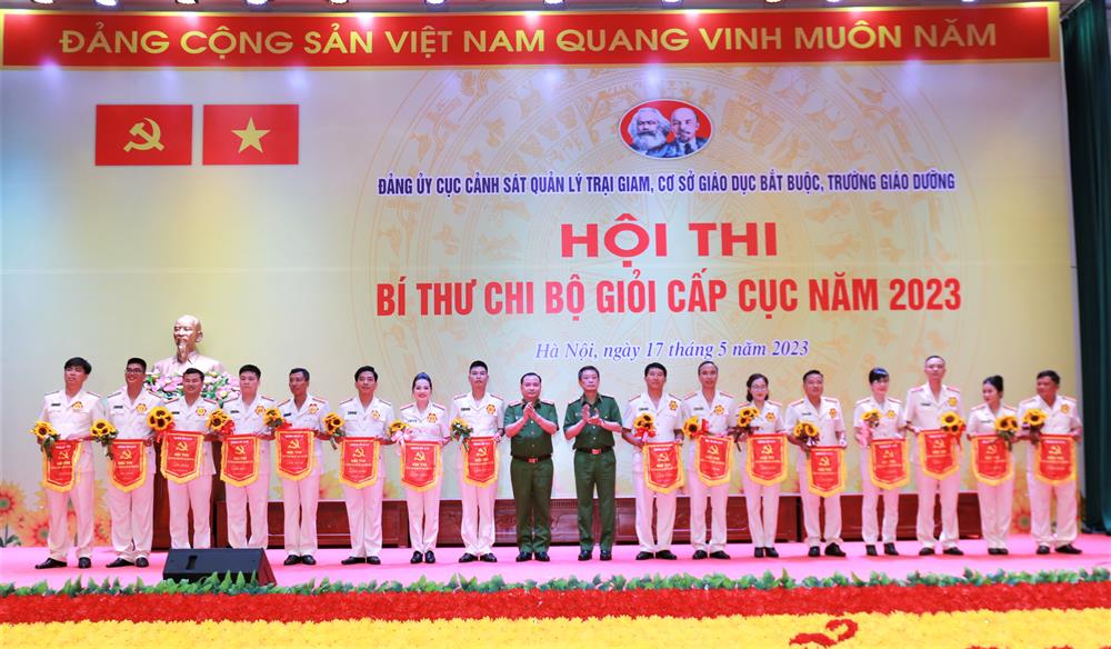 Lãnh đạo Cục Cảnh sát QLTG, CSGDBB, TGD trao Cờ lưu niệm và tặng hoa 16 thí sinh tham dự Hội thi.