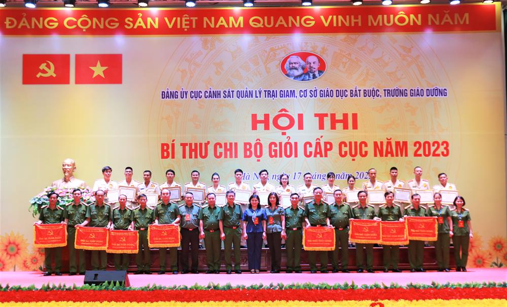 Các đại biểu cùng các thí sinh và Cụm thi đua đạt giải Hội thi Bí thư Chi bộ giỏi năm 2023.