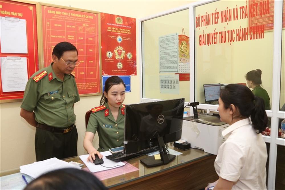 Lãnh đạo Công an tỉnh kiểm tra công tác cấp CCCD và tài khoản định danh điện tử tại thành phố Lạng Sơn.