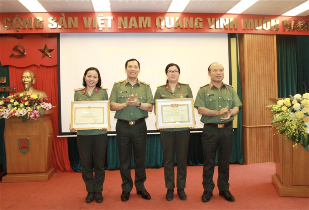 Thứ trưởng Lê Văn Tuyến và Trung tướng Lê Minh Quý chúc mừng 02 cá nhân xuất sắc được Bộ trưởng Bộ Công an tặng Bằng khen và danh hiệu Chiến sỹ thi đua toàn lực lượng Công an nhân dân.