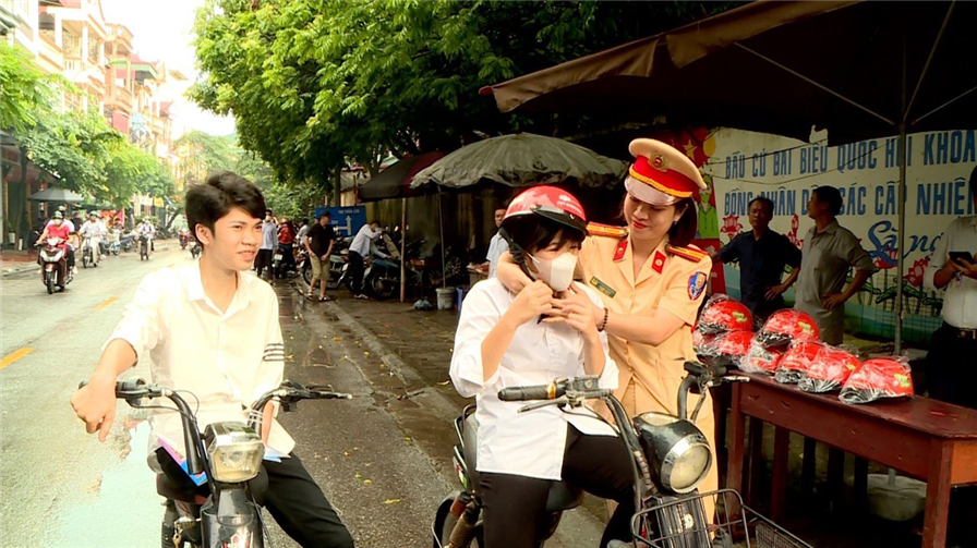 CSGT Công an tỉnh Bắc Ninh đảm bảo trật tự, an toàn giao thông và phát mũ bảo hiểm tặng các thí sinh và phụ huynh. 