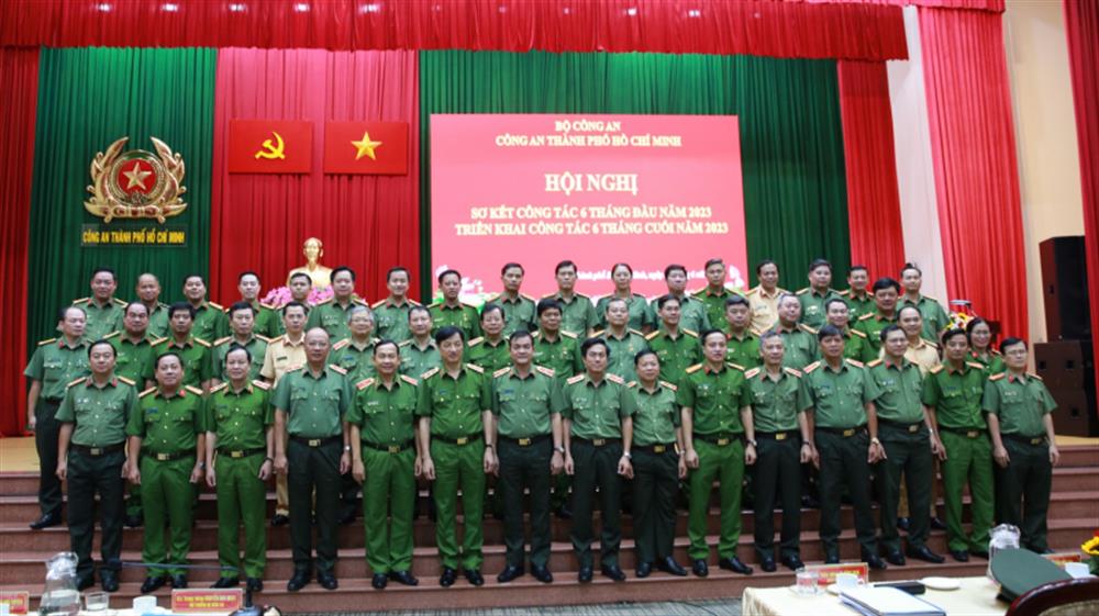 Thứ trưởng Nguyễn Duy Ngọc cùng các đại biểu tại hội nghị.