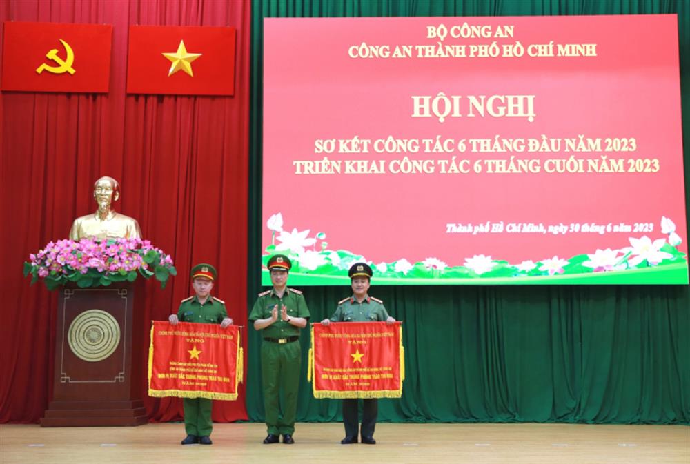Thừa ủy quyền của Thủ tướng Chính phủ, Thứ trưởng Nguyễn Duy Ngọc trao Cờ thi đua xuất sắc của Chính phủ tặng Phòng Cảnh sát điều tra tội phạm về ma túy và Phòng An ninh nội địa thuộc CATP.