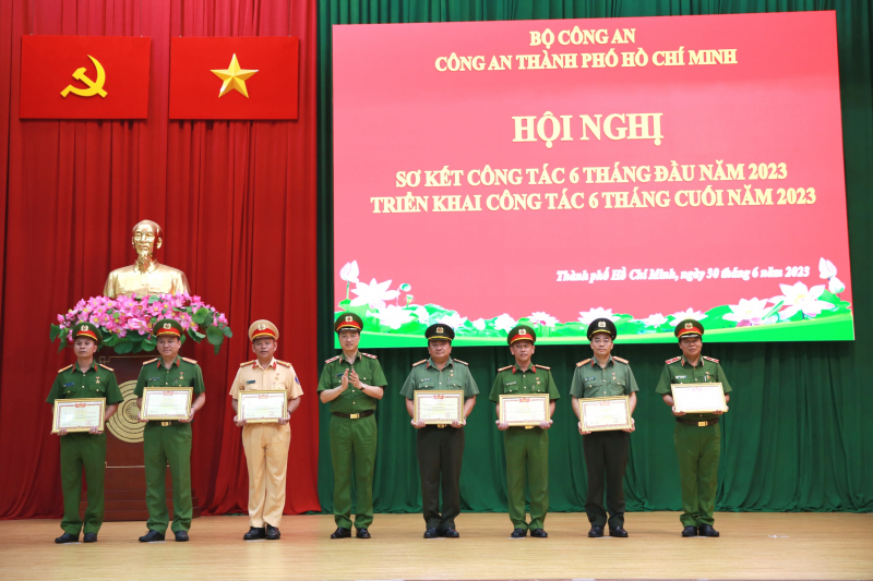 Thứ trưởng Nguyễn Duy Ngọc trao danh hiệu Chiến sĩ thi đua toàn lực lượng Công an nhân dân tặng các cá nhân thuộc CATP.