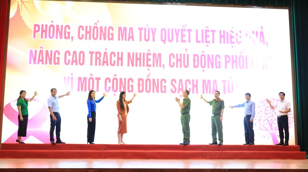 Các đại biểu thực hiện nghi thức cam kết chung tay phòng, chống ma tuý.