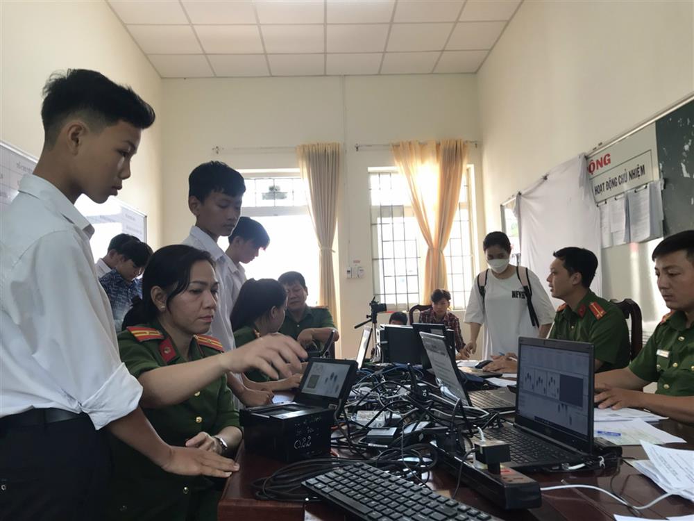 Phòng Cảnh sát quản lý hành chính về trật tự xã hội Công an tỉnh cấp CCCD lưu động cho các em học sinh.