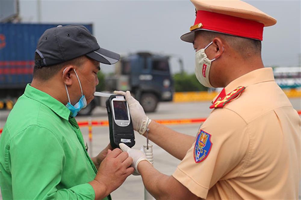 CSGT kiểm tra nồng độ cồn đối với lái xe.