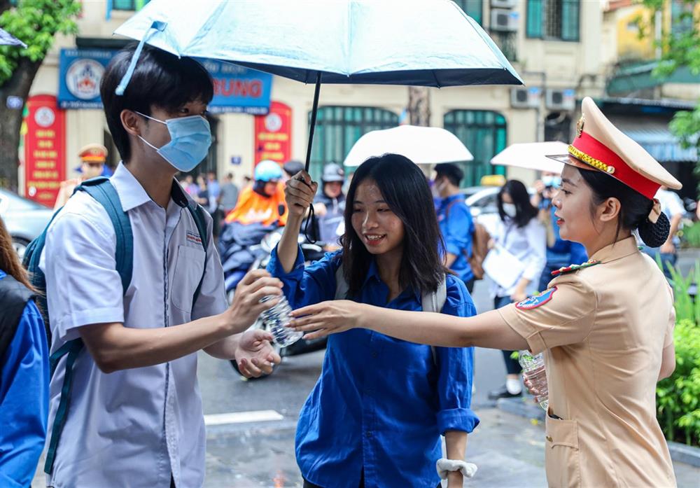 Cán bộ CSGT Hà Nội phát nước tặng các thí sinh.