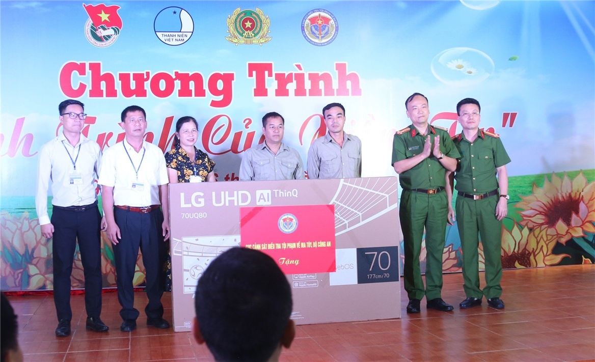 Lãnh đạo Cục Cảnh sát điều tra tội phạm về ma tuý,Bộ Công an tặng quà Cơ sở cai nghiện ma túy tỉnh
