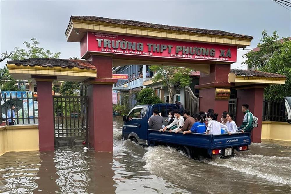 Tại Phú Thọ, do thời tiết mưa to, lực lượng CSGT Công an huyện Cẩm Khê đã dùng xe chuyên dụng giúp thí sinh đến điểm trường thi.