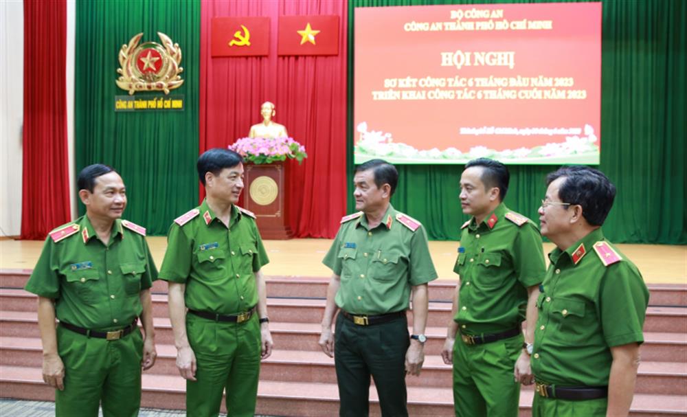 Thứ trưởng Nguyễn Duy Ngọc trao đổi cùng các đồng chí trong Ban Giám đốc CATP Hồ Chí Minh.
