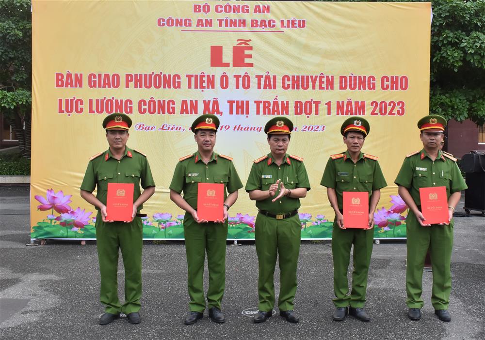 Lãnh đạo Công an tỉnh Bạc Liêu trao Quyết định bàn giao phương tiện cho Công an xã, thị trấn.