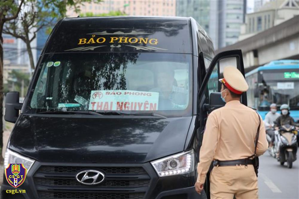 Lực lượng Cảnh sát giao thông kiên quyết xử lý các đối tượng chống đối việc kiểm tra, kiểm soát. 