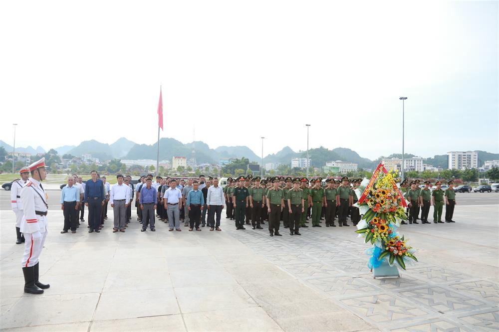 Đoàn đại biểu dâng hoa Tượng đài Bác Hồ với đồng bào các dân tộc Tây Bắc.