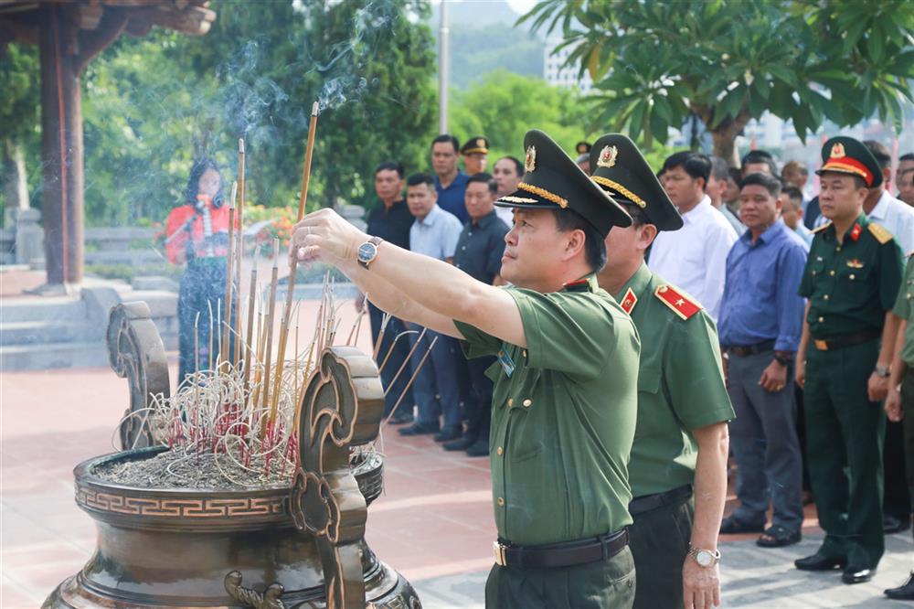 Các đồng chí lãnh đạo dâng hương tại Đền thờ Bác Hồ.