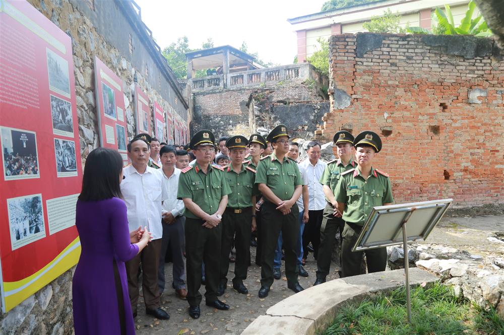 Đoàn đại biểu Bộ Công an và các điển hình tiên tiến thăm quan di tích lịch sử Nhà tù Sơn La.