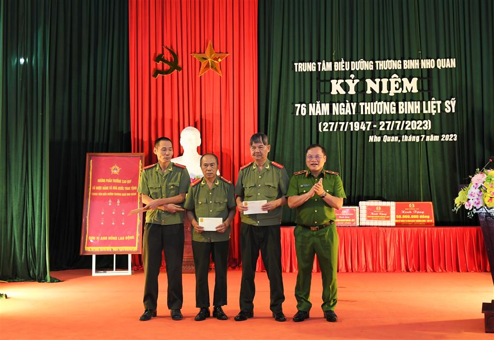 Thứ trưởng Nguyễn Văn Long trao quà của Bộ Công an tặng các đồng chí thương, bệnh binh và Trung tâm; trao quà của Bộ Công an tặng 03 bệnh binh thuộc lực lượng Công an đang điều dưỡng tại Trung tâm.