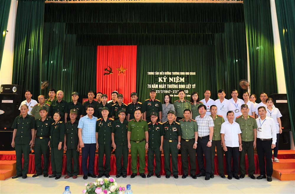 Thứ trưởng Nguyễn Văn Long cùng các đại biểu và thương, bệnh binh đang điều dưỡng tại Trung tâm.