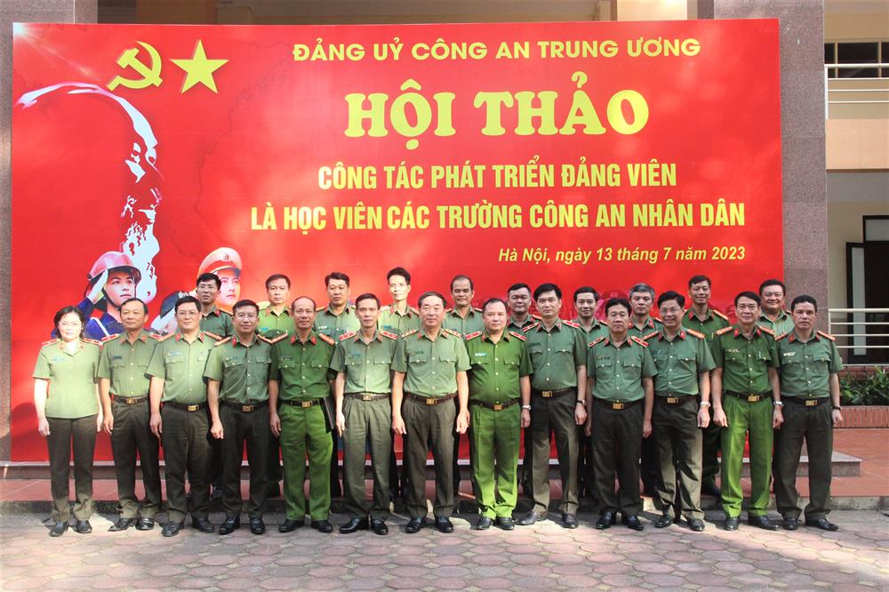 Thứ trưởng Trần Quốc Tỏ cùng các đại biểu dự Hội thảo.