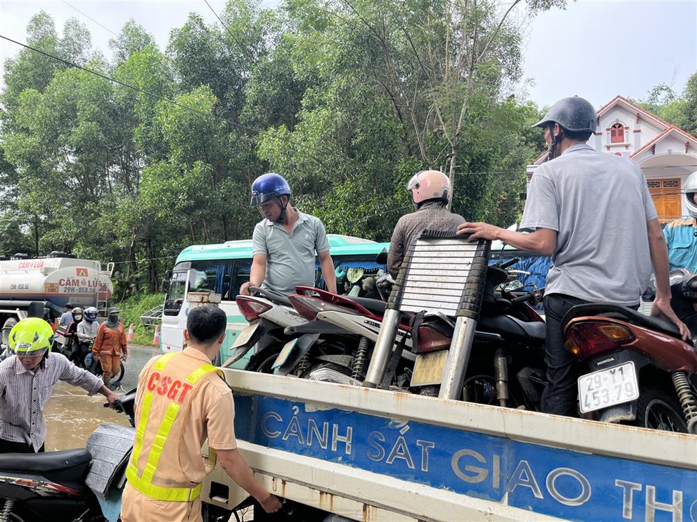 Hàng trăm lượt phương tiện được lực lượng CSGT "ứng cứu" qua đoạn ngập.