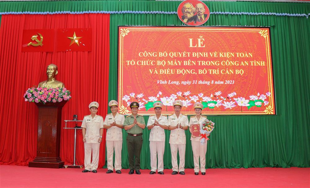 Đại tá Phan Ngọc Tính, Phó Giám đốc Công an tỉnh Vĩnh Long trao quyết định và tặng hoa chúc mừng đơn vị được kiện toàn.