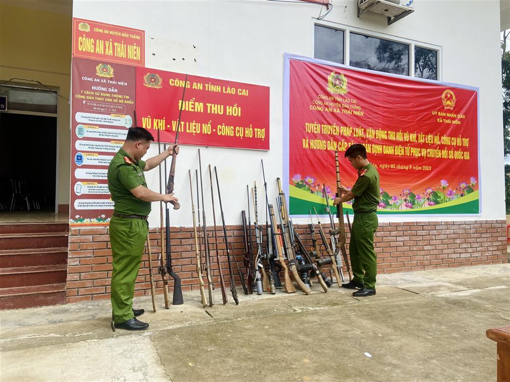Công an xã Thái Niên thu hồi vũ khí và công cụ hỗ trợ.