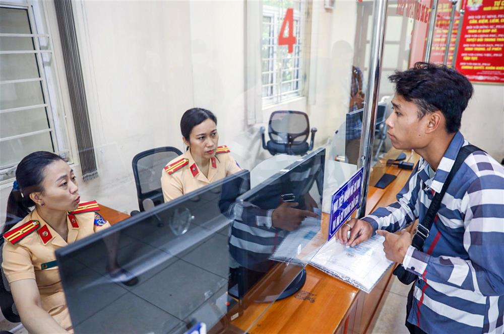 Tại Cơ sở đăng ký xe số 2 - Đội đăng ký, quản lý phương tiện giao thông, Phòng Cảnh sát giao thông Hà Nội, ngay từ sớm, cán bộ đơn vị đã chuẩn bị chu đáo về thiết bị máy móc và phương tiện cũng như hướng dẫn về đăng ký, cấp định danh biển số ô tô cho người dân đến làm thủ tục.