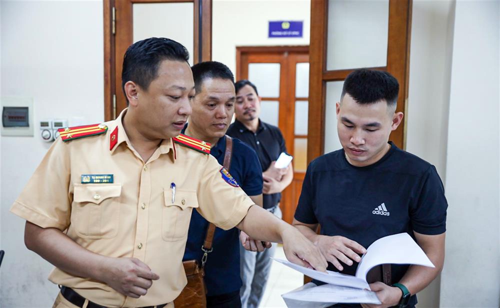 Trung tá Tạ Quang Minh, Tổ trưởng Cơ sở đăng ký xe số 2 cho biết, quá trình thực hiện đã xuất hiện một số trường hợp chủ phương tiện không thể định danh được do quy định mới cần chủ xe cũ có mặt để hoàn tất các thủ tục. Các trường hợp trên đều được cán bộ Cảnh sát giao thông hướng dẫn cặn kẽ về cách thức xử lý vấn để để thủ tục sớm hoàn thành.