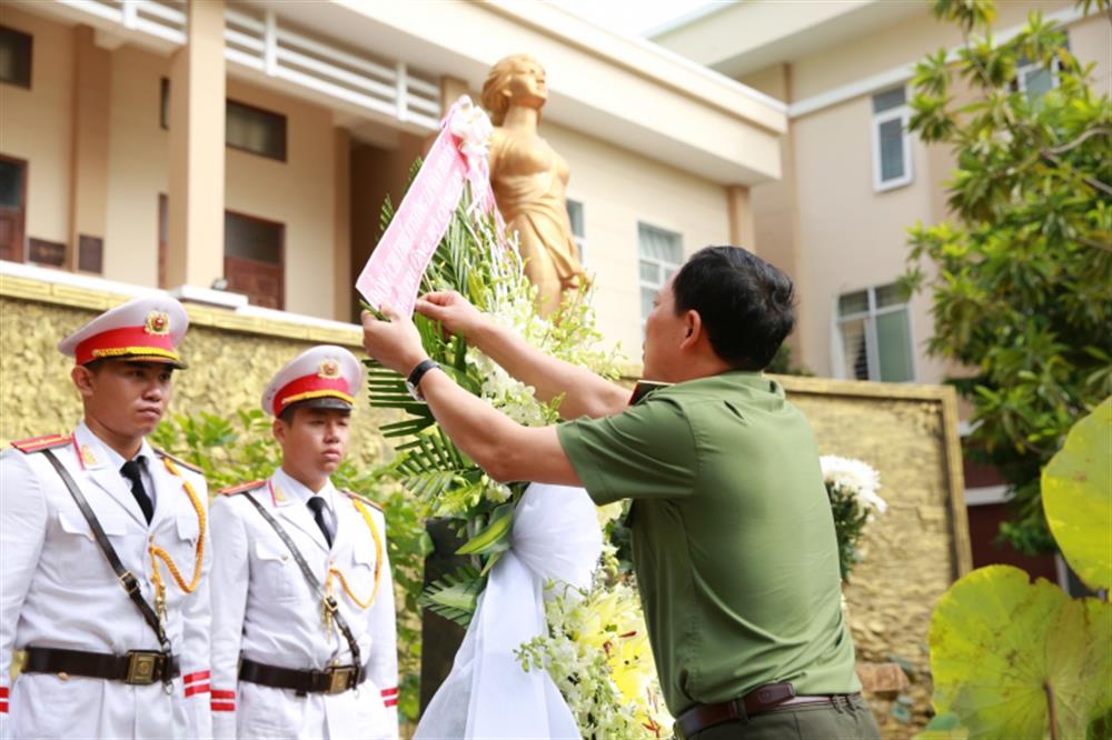 Trước buổi làm việc, Thứ trưởng Lê Văn Tuyến cùng Đoàn công tác dâng hoa, dâng hương tại Tượng đài Anh hùng Liệt sĩ Võ Thị Sáu trong khuôn viên trụ sở Công an tỉnh Bà Rịa - Vũng Tàu.