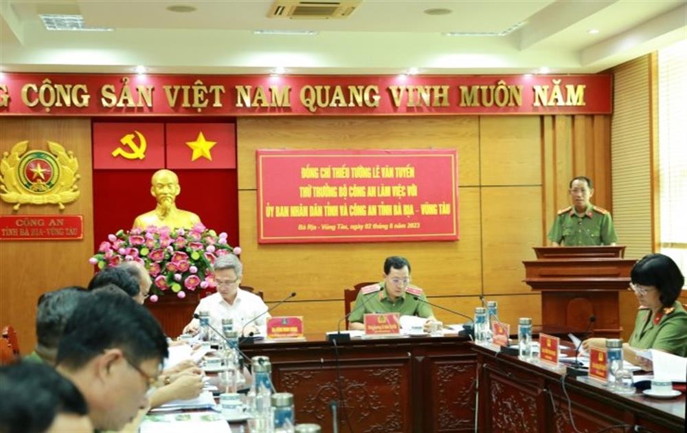 Đại tá Bùi Văn Thảo, Giám đốc Công an tỉnh Bà Rịa - Vũng Tàu tiếp thu ý kiến chỉ đạo của Thứ trưởng Lê Văn Tuyến và lãnh đạo Ủy ban nhân dân tỉnh.