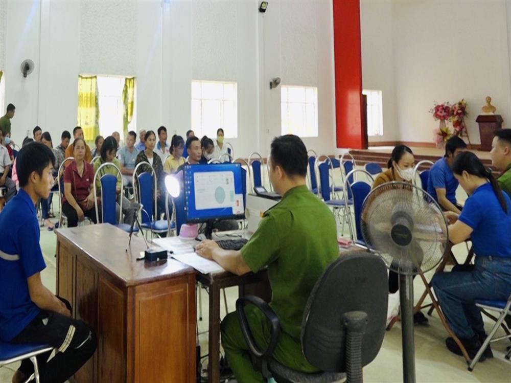 Đông đảo nhân dân trên địa bàn xã Thái Niên được tích hợp định danh điện tử mức độ 2 trong ngày hội.