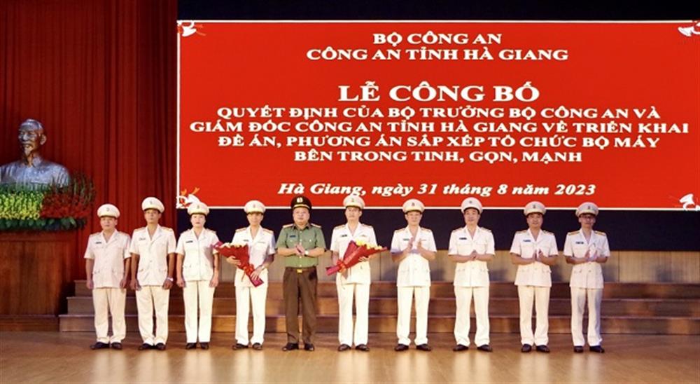 Đại tá Phan Huy Ngọc, Bí thư Đảng ủy, Giám đốc Công an tỉnh Hà Giang tặng hoa chúc mừng lãnh đạo đại diện các đơn vị sáp nhập; trao các quyết định điều động và bổ nhiệm lãnh đạo một số đơn vị, Công an các huyện, thành phố.