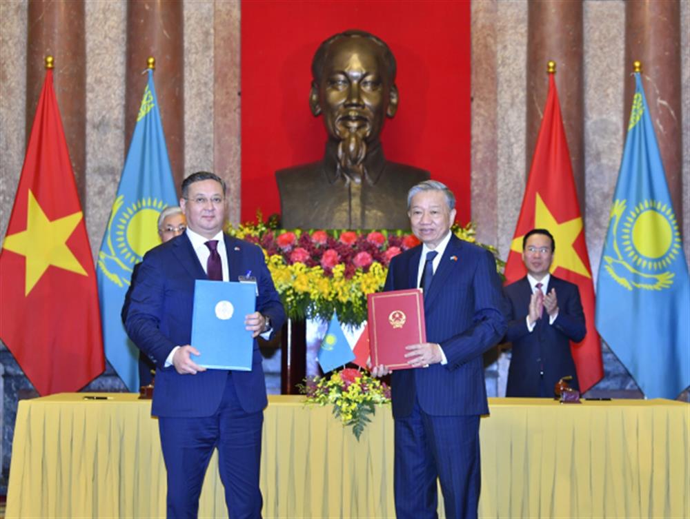 Chủ tịch nước Võ Văn Thưởng và Tổng thống Kazakhstan Kassym-Jomart Tokayev chứng kiến Bộ trưởng Bộ Công an nước Cộng hoà xã hội chủ nghĩa Việt Nam Tô Lâm và Phó Thủ tướng, Bộ trưởng Bộ Ngoại giao nước Cộng hoà Kazakhstan Murat Nurtleu ký và trao Hiệp định về chuyển giao người bị kết án phạt tù.