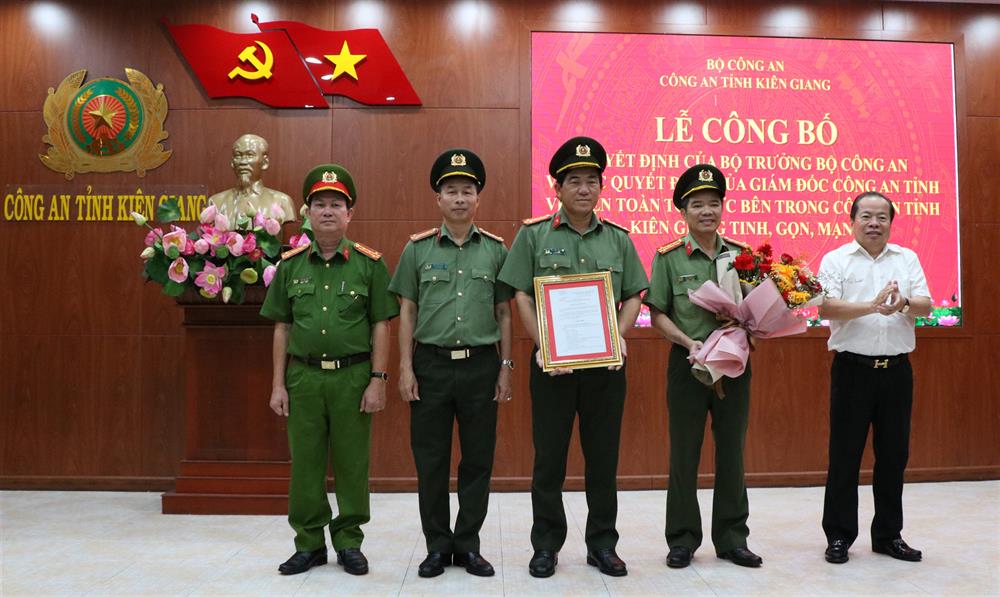 Đồng chí Mai Văn Huỳnh, Phó Bí thư Thường trực Tỉnh ủy, Chủ tịch Hội đồng nhân dân tỉnh Kiên Giang trao quyết định của Bộ Công an về tổ chức bộ máy Công an tỉnh Kiên Giang cho Ban Giám đốc Công an tỉnh.