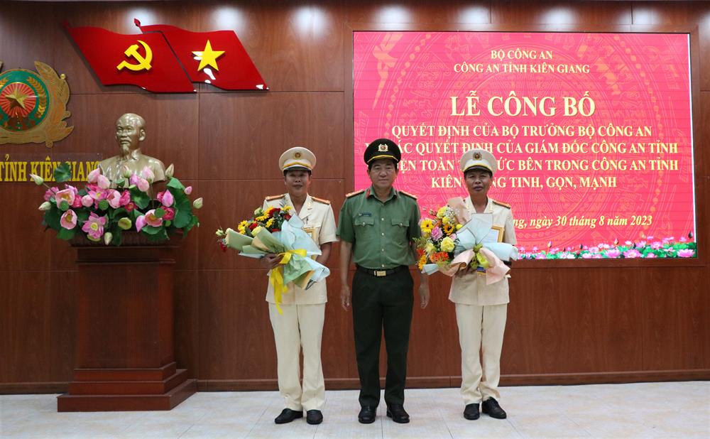 Đại tá Nguyễn Văn Hận, Bí thư Đảng ủy, Giám đốc Công an tỉnh Kiên Giang trao quyết định điều động cho 02 đồng chí đến nhận công tác tại Công an xã Thổ Chu.